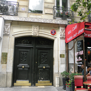 Ao lado do aconchegante café de Paris/França se localiza o escritório em um antigo prédio de traços clássicos.