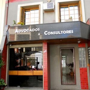 No sobrado, pequenos azulejos em vermelho aparecem como detalhe na fachada da capital dos gaúchos, Porto Alegre/RS. 