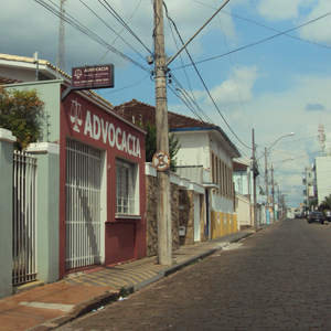 Na tranquila rua de São Sebastião de Paraíso/MG o destaque fica para o vermelho vibrante da banca advocatícia. 