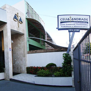 A balança da Justiça realça a fachada do escritório de Aracaju/SE. 