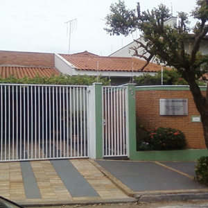 O escritório de Ribeirão Preto/SP é protegido por cerca elétrica e seu telhado por uma verde planta trepadeira.