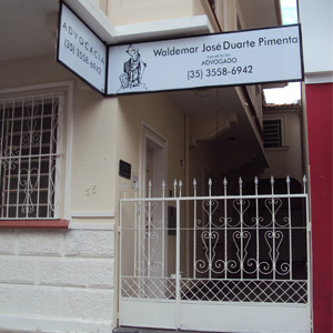 As lanças no portão mostram a preocupação com a segurança do escritório de São Sebastião do Paraíso/MG. 