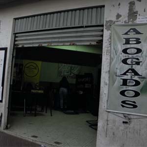Em Tarija/Bolívia, o banner pendurado do lado de fora do cômodo indica que ali funciona o escritório. 