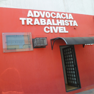 As letras garrafais em branco chamam atenção na parede vermelha do escritório de Marília/SP.