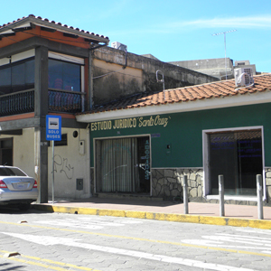 A parede verde com detalhes em pedras chama atenção para o escritório de Santa Cruz de la Sierra/Bolívia, localizado numa rua tranquila.