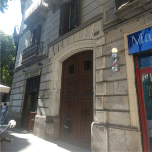 No turístico bairro Eixample, em Barcelona/Espanha, a imponente e rústica porta de madeira realça a fachada do escritório de advocacia europeu. 