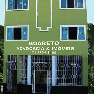 A cor verde da fachada do escritório de Rio Bonito/RJ combina com a área arborizada localizada atrás da banca. 