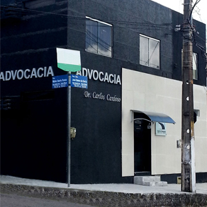 A fachada é preta, o que confere ao escritório de Natal/RN elegância, discrição e modernidade.
