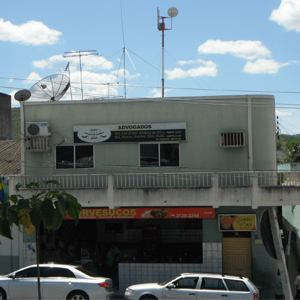 O escritório de Bezerros/PE divide o prédio com um estabelecimento comercial, uma sorveteria, ideal para suportar o sol pernambucano.