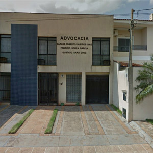 A parede azul de pequenos azulejos sobressai na fachada de cor neutra de Ribeirão Preto/SP.