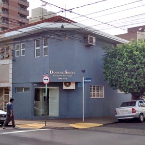 No centro de Ribeirão Preto/SP, uma frondosa árvore compõe o cenário em que se encontra o escritório. 