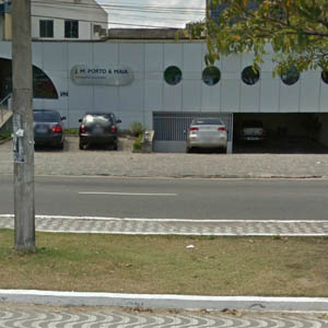 As janelas redondas realçam a fachada metalizada do escritório de João Pessoa/PB. 