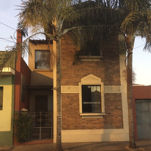 As palmeiras imperiais ornamentam a fachada de tijolinhos à vista do escritório de Rio Claro/SP.