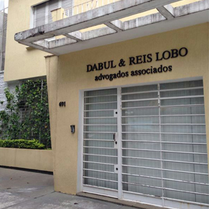 As letras pretas se destacam na parede com textura grafiato do escritório de São Paulo/SP. 