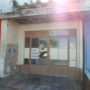 O clique do fotógrafo pegou os raios de sol refletidos na entrada do escritório de Lucélia/SP, pacata cidade paulista.