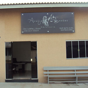 Na frente do escritório de Iporá, município goiano, para acomodar os clientes, um aconchegante banco de madeira. 