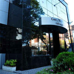 O cenário urbano pode ser notado na fachada espelhada do escritório da capital gaúcha, Porto Alegre. 