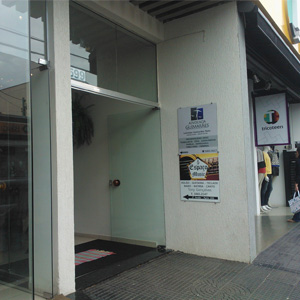 No número 599 do prédio em Monte Sião/MG, uma placa na entrada indica a sala do escritório. 