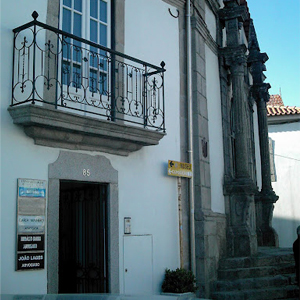No norte de Portugal, o escritório de Ponte de Lima é marcado pela arquitetura medieval, característica da antiga vila.