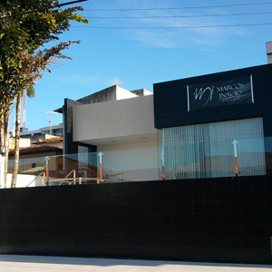 A cor escura da fachada do escritório contrasta com o azul do céu da capital paraibana, João Pessoa. 