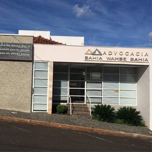 A extensa calçada em mosaico português realça a frente do escritório de Jaboticabal/SP.