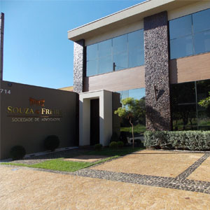 Com uma arquitetura moderna que mistura revestimento amadeirado e de pedra, o escritório de Ribeirão Preto/SP chama atenção para as variadas plantas na entrada da banca.