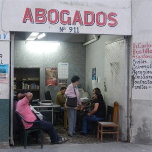 No centro comercial de Tarija/Bolívia, o pequeno cômodo que abriga o escritório acolhe os clientes que passam por ali.