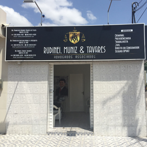 As iniciais do nome do escritório de Tamboril destacam o brasão da fachada cearense. 