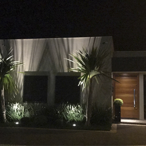 Os efeitos de luz aliados ao paisagismo transformam a fachada do escritório de Bebedouro/SP em local para ser admirado durante a noite.