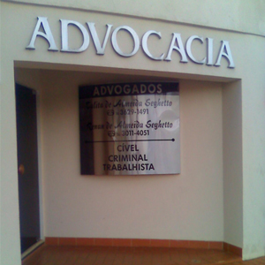 Na entrada vazada do escritório de Ribeirão Preto/SP, logo se vê uma grande placa metalizada com informações da banca.