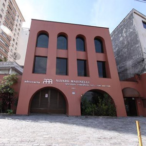 Arcos marcam o formato das janelas e portas do escritório da Terra da Garoa, São Paulo/SP.