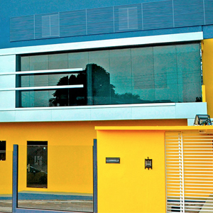 Na capital do Acre, Rio Branco, o escritório se destaca pela arquitetura moderna e pela vibrante cor amarela. 