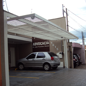 O portão suspenso abre espaço para os clientes estacionarem no escritório localizado no centro de Ribeirão Preto/SP. 