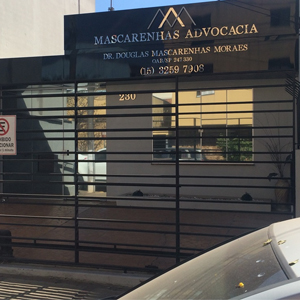 O preto na fachada e gradil confere ao escritório de Tatuí/SP elegância e modernidade. 