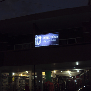 A placa iluminada do escritório chama atenção na noite de Puerto Iguazú/Argentina. 