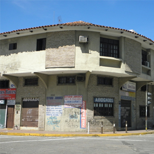 No grande prédio de esquina em Santa Cruz de la Sierra/Bolívia, o visual fica por conta das informações sobre os advogados que atendem no local. 