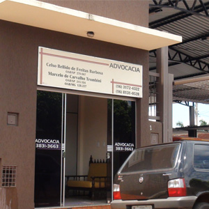 Na entrada do escritório de Guará/SP, um sofá acomoda os clientes. 