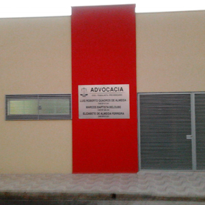 Uma faixa vermelha se destaca na parede nude do escritório de Ribeirão Preto/SP.