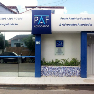 No sul da Bahia, em Teixeira de Freitas, os detalhes em azul escuro no escritório contrastam com o claro azul do céu.