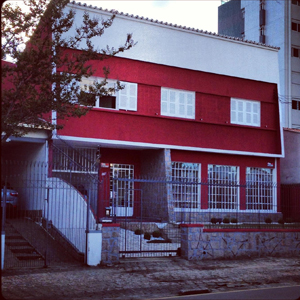 Na antiga casa situada no tradicional bairro Alto da rua XV, em Curitiba/PR, o escritório mescla em sua fachada o tom vermelho com detalhes em pedra. 