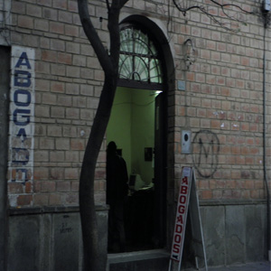 Por um capricho da natureza, a árvore de tronco torto complementa a fachada do escritório da boliviana Tarija. 
