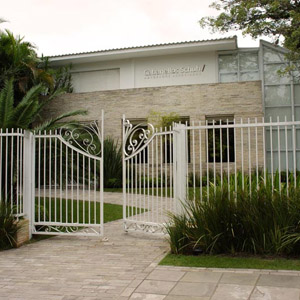 O verde e a fachada de pedras realçam o suntuoso escritório de Porto Alegre/RS. 