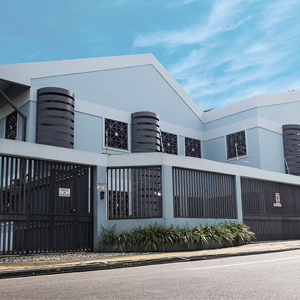 Com um toque de sofisticação e fugindo do tradicional, a fachada do escritório de Belém/PA possui uma combinação de linhas retas e curvas compondo uma arquitetura arrojada.