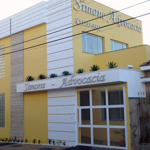 O amarelo e os detalhes em branco conferem à fachada do escritório de Rio Claro/SP leveza e suavidade. 