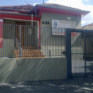 O contorno vermelho emoldura a fachada em bairro residencial de Bauru/SP. 