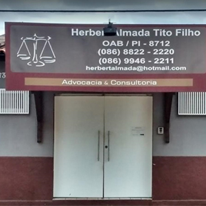Na fachada minimalista da banca situada em Timon/MA, o vermelho e o cinza destacam a placa que leva o nome do escritório. 