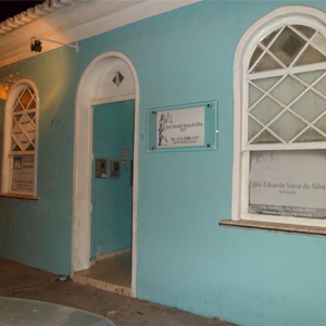 A caminho da Passarela do Álcool, em Porto Seguro/BA, os turistas se encantam com as casinhas coloridas. Em uma delas, um escritório de advocacia divide espaço com uma imobiliária. 