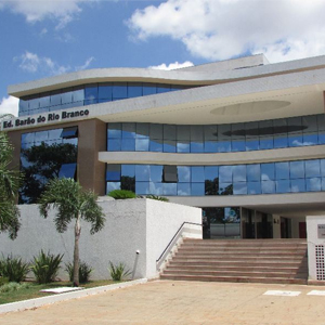 O prédio todo espelhado e rico em detalhes arquitetônicos abriga o escritório de Brasília. 