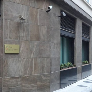 Em prédio no centro do Rio de Janeiro/RJ, a pequena placa dourada indica que ali está situado o escritório. 