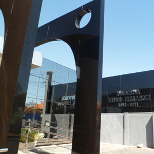 A arquitetura moderna em granito caracteriza a banca espelhada de Pompéia/SP. 